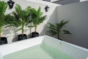 Outdoor spa tub