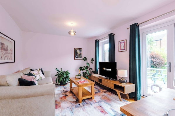 The light and cozy living room makes the perfect place for you to relax in the evening and enjoy the use of the SMART TV.