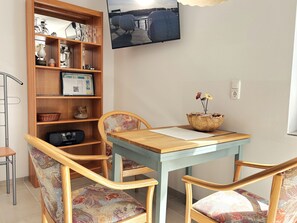 Esstisch / Sitzmöglichkeit mit TV