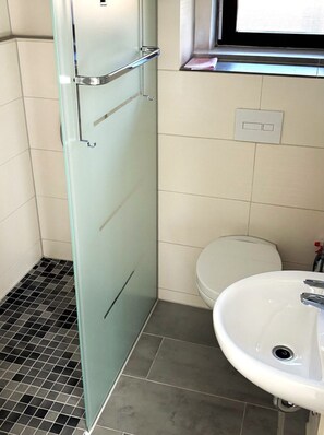 Bad / WC mit ebenerdiger Dusche