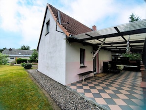 Ferienhaus Rückseite mit großer Terrasse