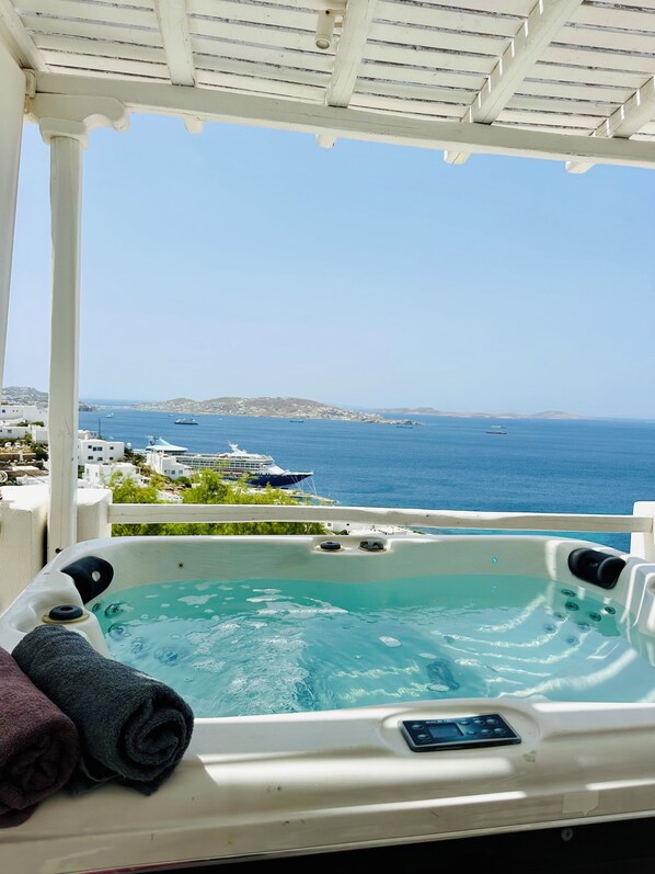Outdoor spa tub