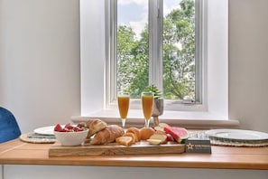 Prenez votre petit déjeuner avec la belle lumiÚre naturelle et la vue sur le quartier historique de Beauport