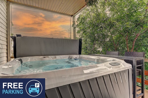 Outdoor spa tub