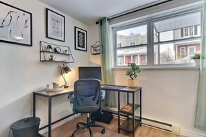 Espace bureau avec moniteur et chaise ergonomique 