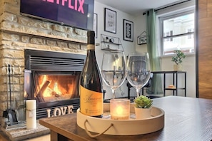 Profitez d'un moment de détente sur le bord du feu
Bouteille de Vin non incluse