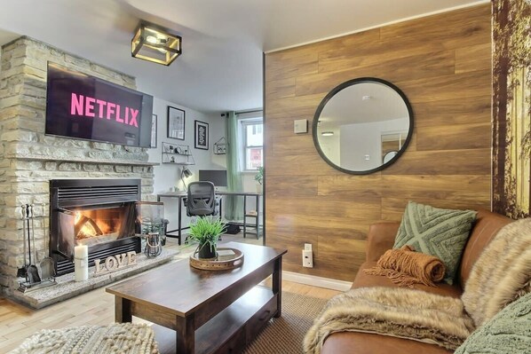 Superbe Loft avec Foyer au bois et espace bureau.

Bois non inclus - Vous pouvez vous en procurer au dépanneur Ultramar tout près. 

Le téléviseur vous permet de connecter votre compte netflix
