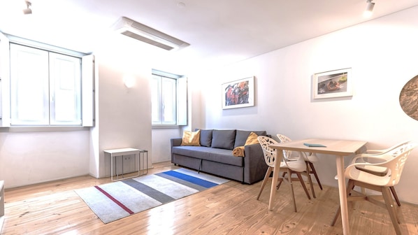 Bright and airy open-plan lounge and dining space, with comfy seating and natural light – designed for relaxing or remote work.
#LisbonLiving #StylishStay #UrbanComfort #Portugal #PT #Lisbon