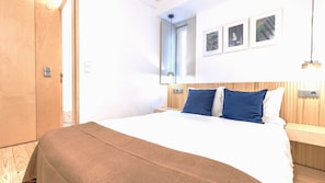 Serene bedroom with crisp linens, warm wood finishes, and thoughtful lighting – your private retreat in the city.
#RestWell #LisbonNights #ComfortAndStyle #Portugal #PT #Lisbon