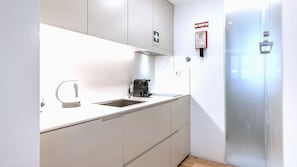 Sleek, fully equipped kitchenette featuring a Nespresso machine and electric kettle – ideal for light meals and morning coffee.
#CompactKitchen #LisbonStay #ShortTermRental #Portugal #PT #Lisbon