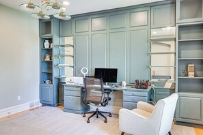 Home Office | 1st Floor | Printer | Central Heating & A/C | Free WiFi