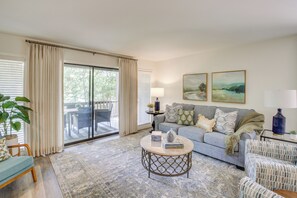 Living Room | Single-Story Condo | Sleeper Sofa