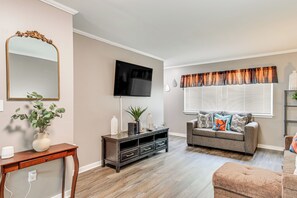 Living Room | Full Sleeper Sofa | 1st Floor | Free WiFi | Smart TV