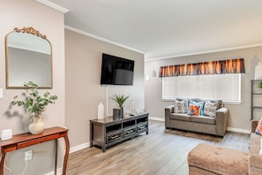 Living Room | Full Sleeper Sofa | 1st Floor | Free WiFi | Smart TV