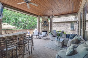 Covered Patio | Outdoor Bar | Grill | Fireplace | Flat-Screen TV | Free WiFi