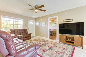 Living Room | Free WiFi | Central A/C & Heat | Smart TV
