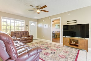 Living Room | Free WiFi | Central A/C & Heat | Smart TV