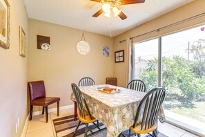 Dining Table | Dishware & Flatware