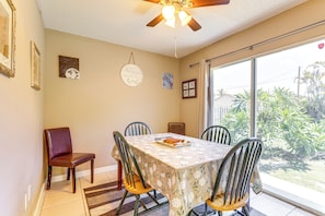 Dining Table | Dishware & Flatware