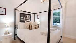 Glenbrae | Bedroom 1 | Queen | Portable cot