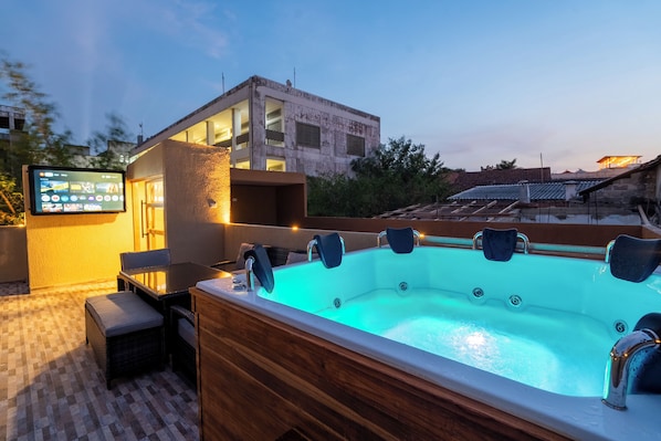 Outdoor spa tub