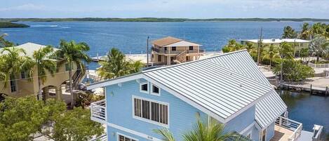 Large Ocean Front, Loft Vacation House with 3 beds, 2 baths in Key Largo with a Boat Dock