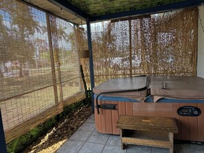 Bain à remous extérieur