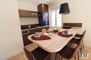Meublé City Break 'Cas'Indalo' à Francheville (Rhône, Métropole de Lyon) : séjour, espace repas.
