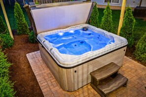 Brand new sparkling hit tub with cover lift!