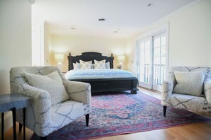 Master King Bedroom with Balcony to backyard