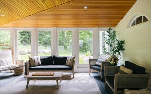 Ideal for slow, cozy mornings and meaningful family time.