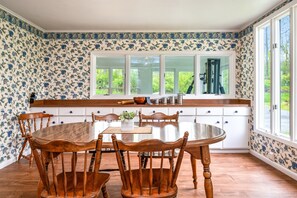 Bright and cheerful dining space with garden views, built-in storage, and room for the whole family 🌞🌳🍴