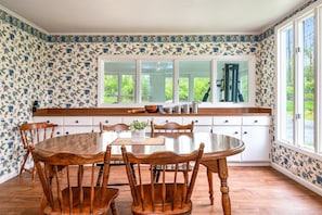 Bright and cheerful dining space with garden views, built-in storage, and room for the whole family 🌞🌳🍴