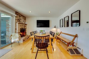 Dining Room | Flat-Screen TV | Gas Fireplace