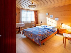 Bett, Schlafzimmer, Bettdecke, Bedding, Interior Design, Möbel, Holz, Fussboden, Zimmer, Flooring
