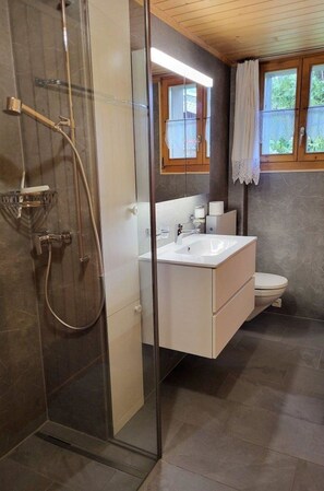 Flooring, Badezimmer, Armatur, Fussboden, Interior Design, Holz, Sinken, Zapfhahn, Installation, Bad Sink