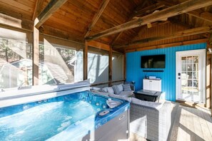 Indoor spa tub