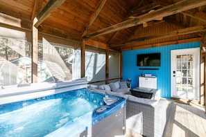 Indoor spa tub