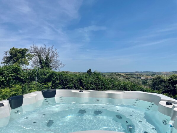 Outdoor spa tub