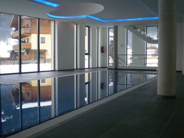 Fussboden, Decke, Wohnung, Glas, Schwimmbad, Daylighting, Balkon, Resort, Hotel, Geländer