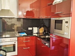 Küchengerät, Küche, Major Appliance, Rot, Cabinetry, Countertop, Interior Design, Flooring, Haushaltsgerät, Herd