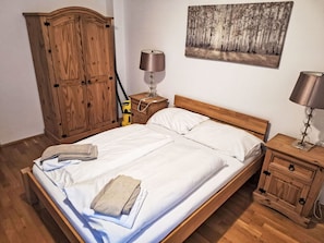 Bett, Möbel, Schlafzimmer, Bedding, Bettdecke, Holz, Flooring, Fussboden, Interior Design, Zimmer