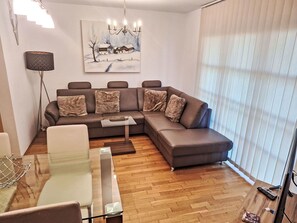 Möbel, Interior Design, Couch, Flooring, Fussboden, Holz, Wohnzimmer, Zimmer, Zuhause, Beleuchtung