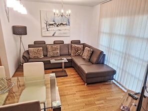 Möbel, Interior Design, Couch, Flooring, Fussboden, Holz, Wohnzimmer, Zimmer, Zuhause, Beleuchtung