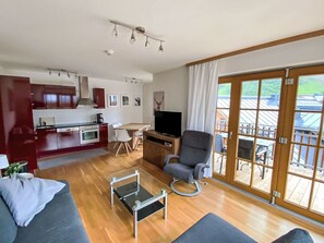 Möbel, Flooring, Interior Design, Fussboden, Holz, Holzboden, Zimmer, Couch, Decke, Wohnzimmer
