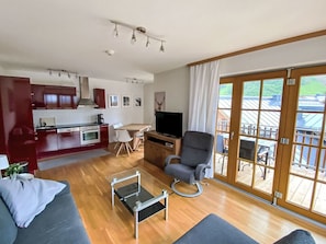Möbel, Flooring, Interior Design, Fussboden, Holz, Holzboden, Zimmer, Couch, Decke, Wohnzimmer