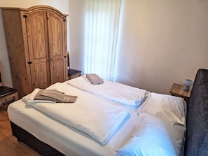 Bett, Bedding, Schlafzimmer, Bettdecke, Möbel, Holz, Fussboden, Flooring, Interior Design, Bettrahmen
