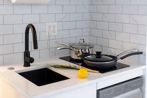 Want to cook or heat your meals? No worries, this studio has a cooktop with 2 burners!