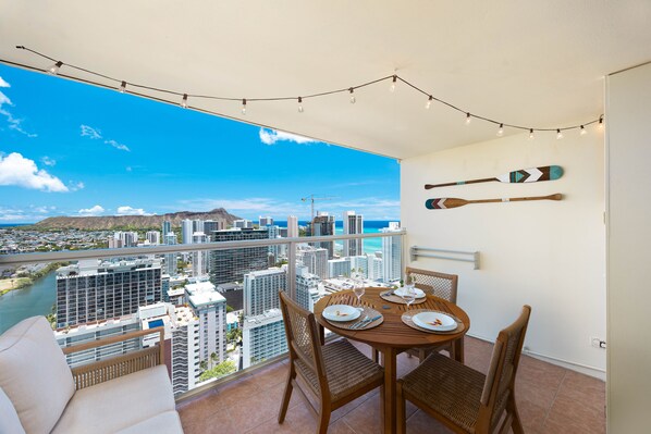 Enjoy the majestic view of the iconic Diamond Head Mountain and ocean from your private balcony while having a meal with your loved ones!