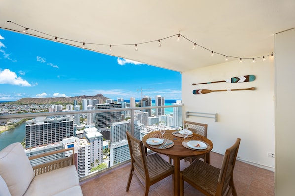 Enjoy the majestic view of the iconic Diamond Head Mountain and ocean from your private balcony while having a meal with your loved ones!